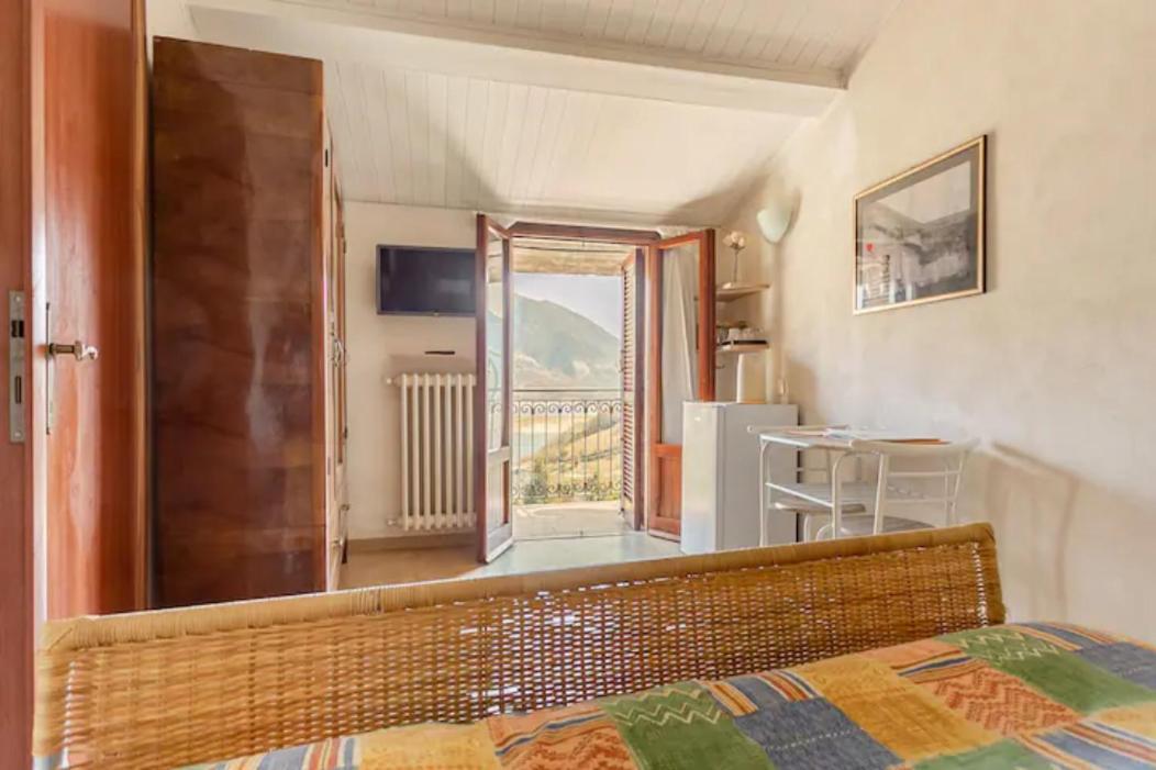 Stanza Con Terrazzo Vista Lago - Lakeholiday كاستل دي تورا المظهر الخارجي الصورة
